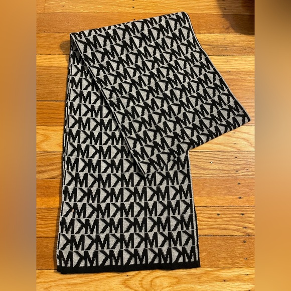 Michael Kors Reversible Scarf - Picture 1 of 5